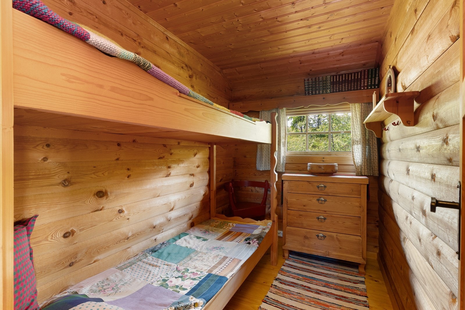 Alle soverommene har plassbygd køyesenger for ekstra sengeplasser, slik at en kan ha med mange gjester på hyttetur. Galleribilde