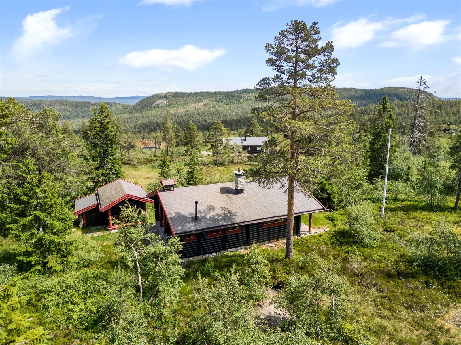 Hytta ligger skjermet til på 660 moh. Galleribilde