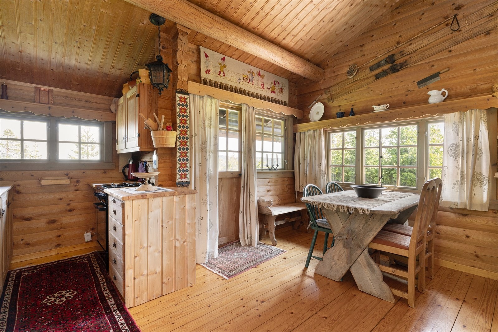 Hytta har en god planløsning med åpen stue- og kjøkkenløsning, 3 soverom, entré og vaskerom/stellerom. I tillegg til bod med tørrklosett, og et praktisk anneks med gjesterom. Galleribilde