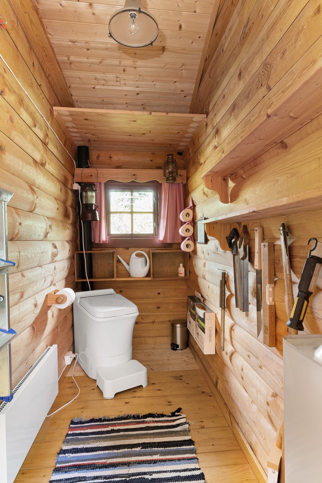 Hytta har en praktisk bod med Cinderella forbrenningstoalett. Galleribilde