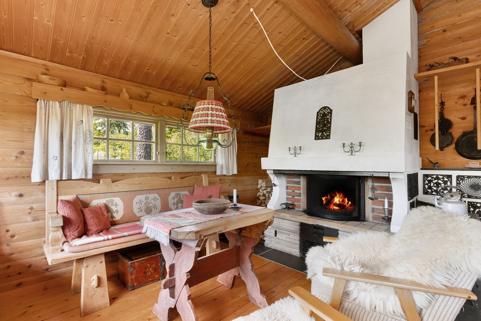 Stuen har en klassisk peis som skaper en lun og god stemning. Galleribilde