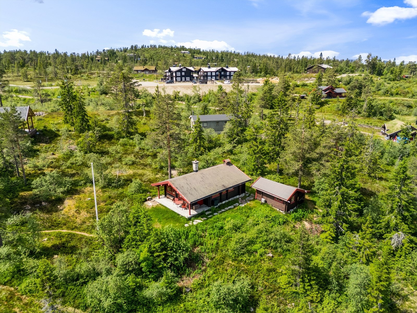 Hytta ligger vakkert og fredelig til i et attraktivt og tradisjonelt hytteområde der det er langt mellom hyttene, noe som gjør at fjellets ro kan nytes. Galleribilde