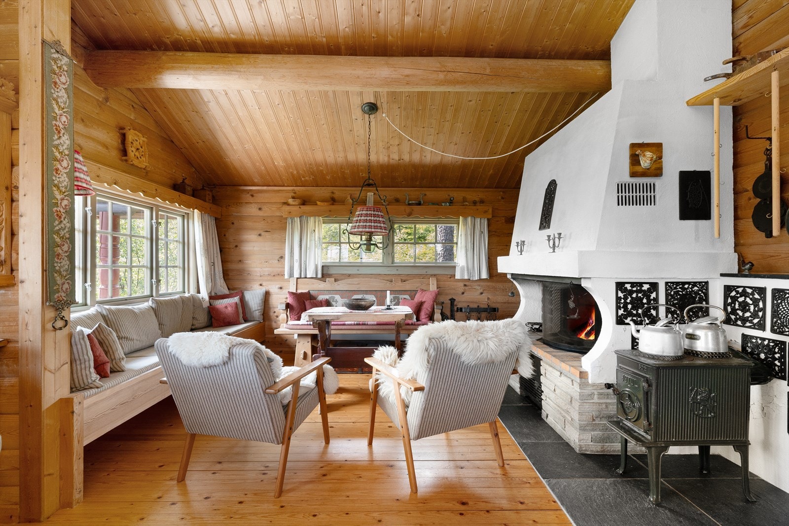 Stuen har godt med dagslys inn og fantastisk takhøyde, som gir flott romfølelse med mye naturlig lys. Galleribilde