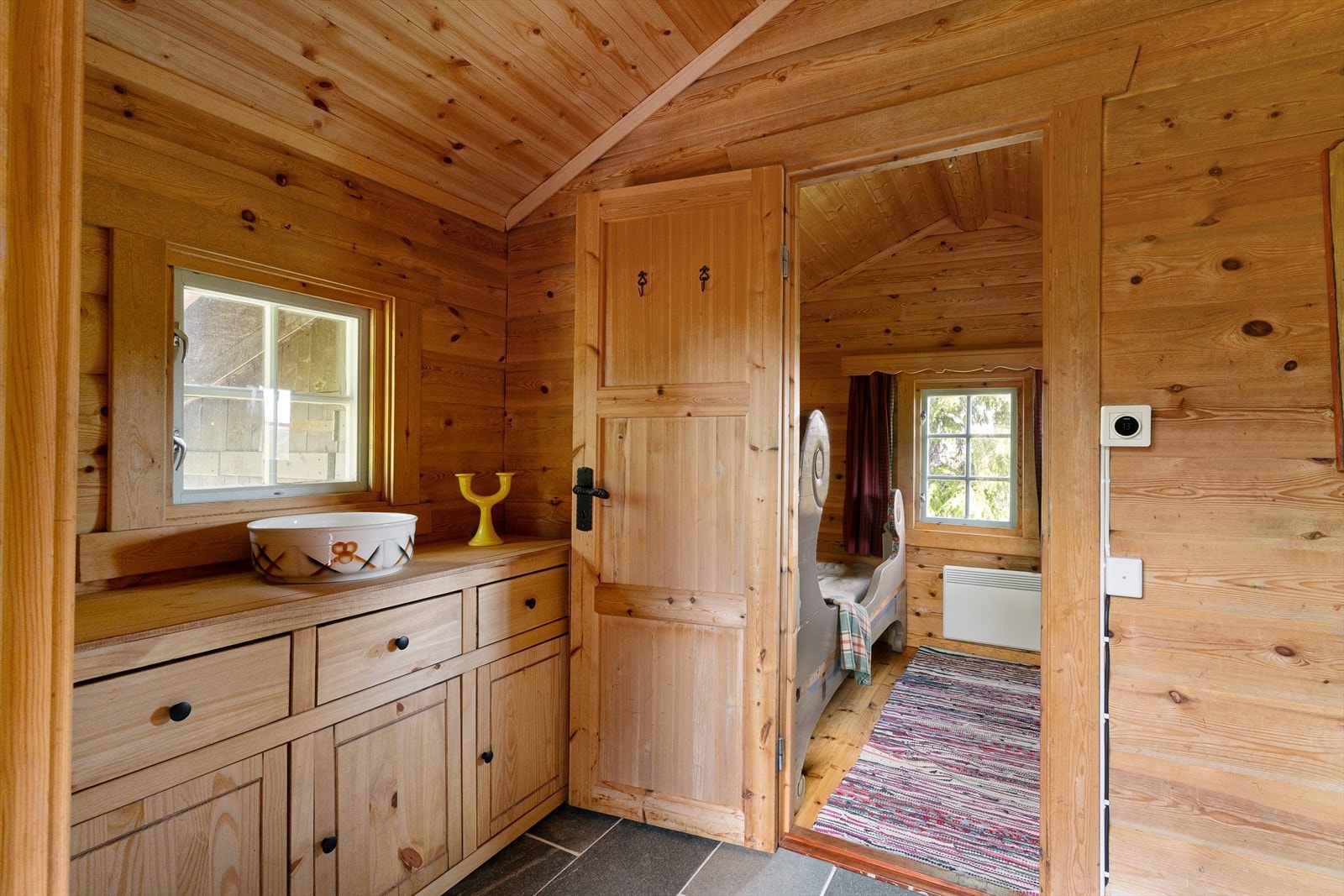 Annekset er perfekt for overnattingsgjester eller som en egen soveplass for litt ekstra privatliv. Galleribilde