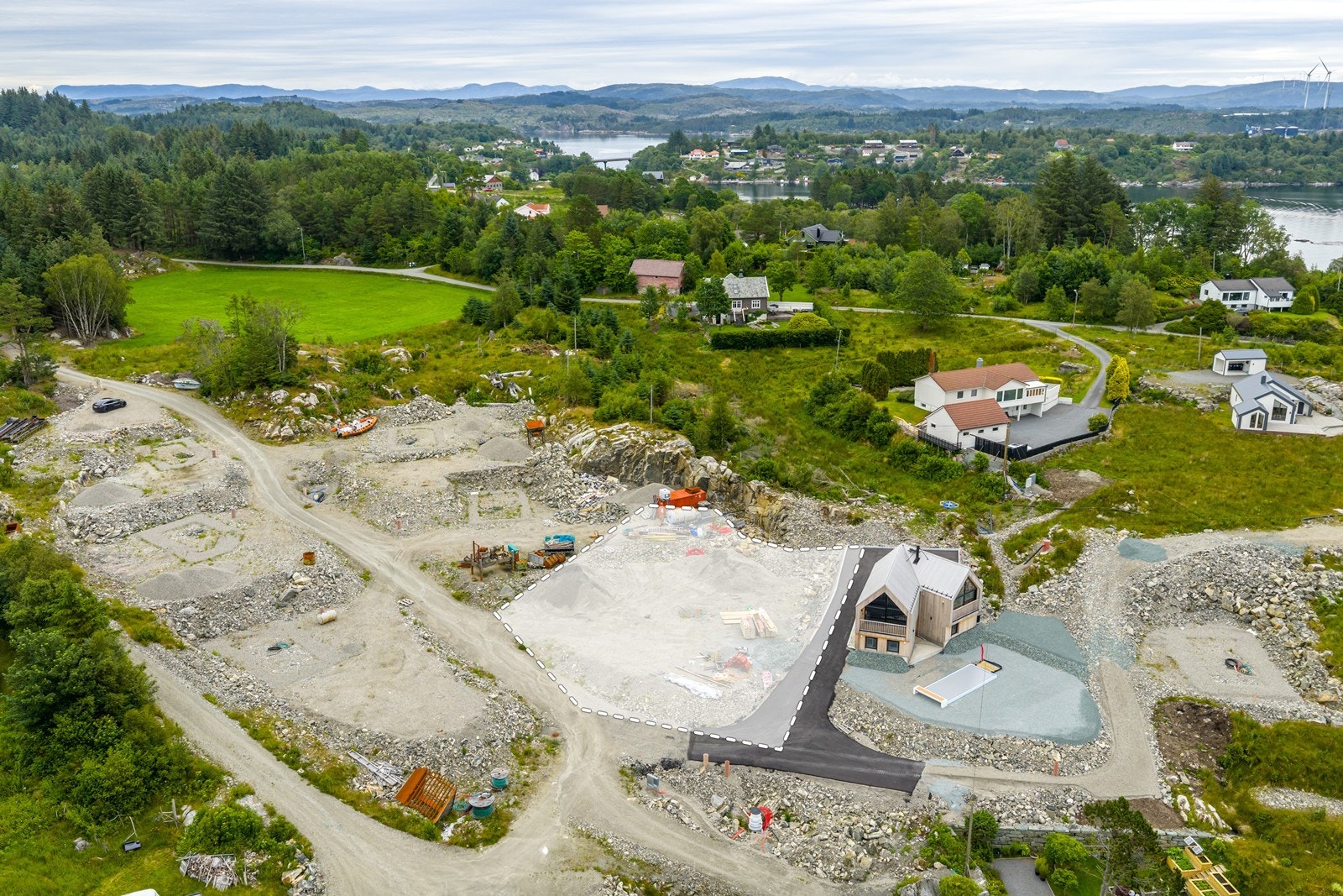 Tomten er planert, oppmålt og byggeklar - oppgitt tomteareal er 942,1 kvm Galleribilde