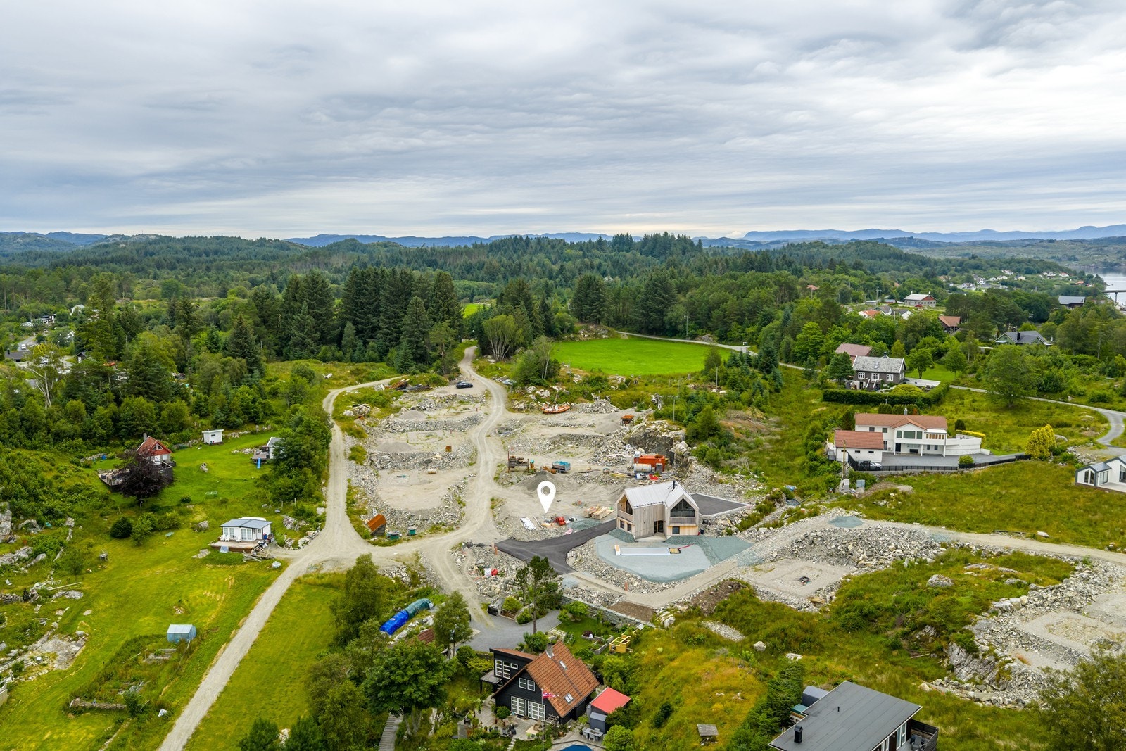 Her vil du få en fritidsbolig som har både nærhet til sjøen og flotte turløyper i området - i tillegg er det kun ca 15 minutters kjøring til handelsområdet på Raglamyr og ca 20 minutters kjøring til Haugesund sentrum Galleribilde