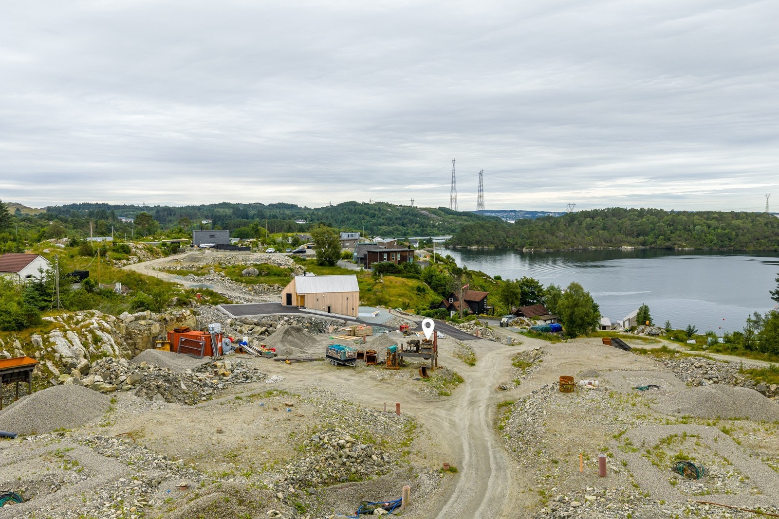 Det er lagt vann og avløp inn til tomten - det er også lagt opp strøm (kjøper må selv betale eventuelle tilknytningsavgifter) Galleribilde