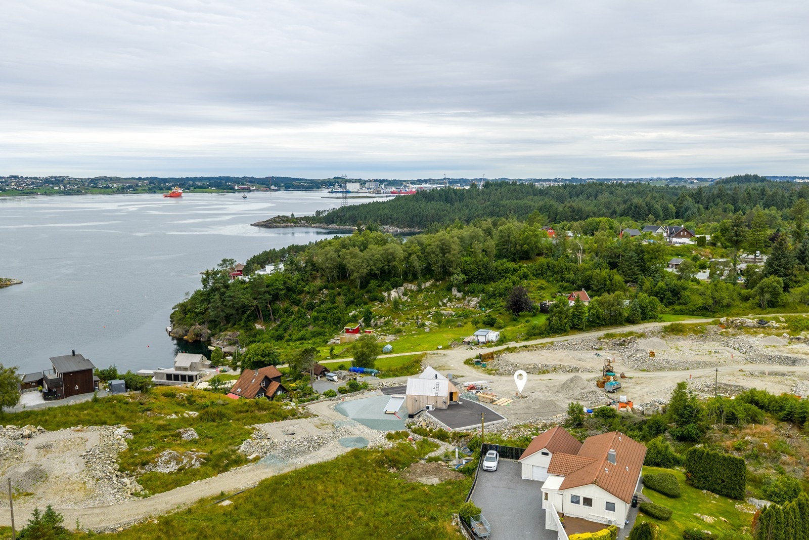 Tomten ligger fint til med flott utsikt mot sjøen Galleribilde