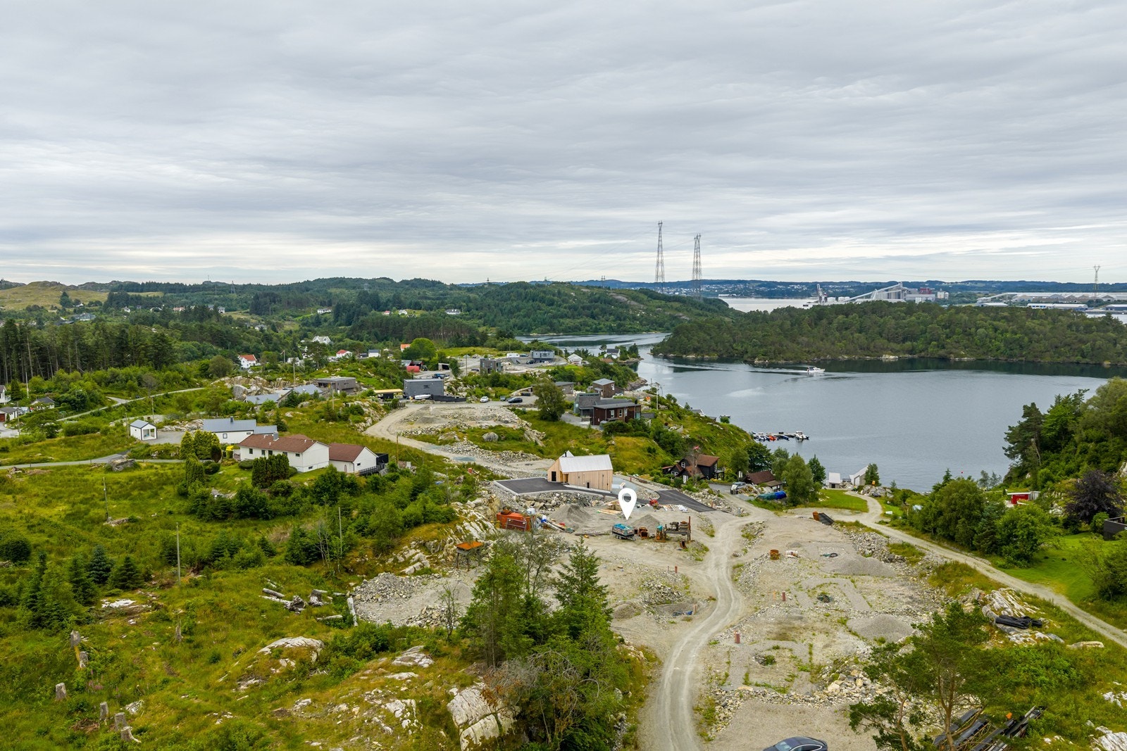 Like nedenfor tomten er det planlagt en ny småbåthavn hvor denne tomten får tildelt egen båtplass - Småbåthavnen og båtplassen vil være klar for levering sommeren/tidlig høst 2025 Galleribilde