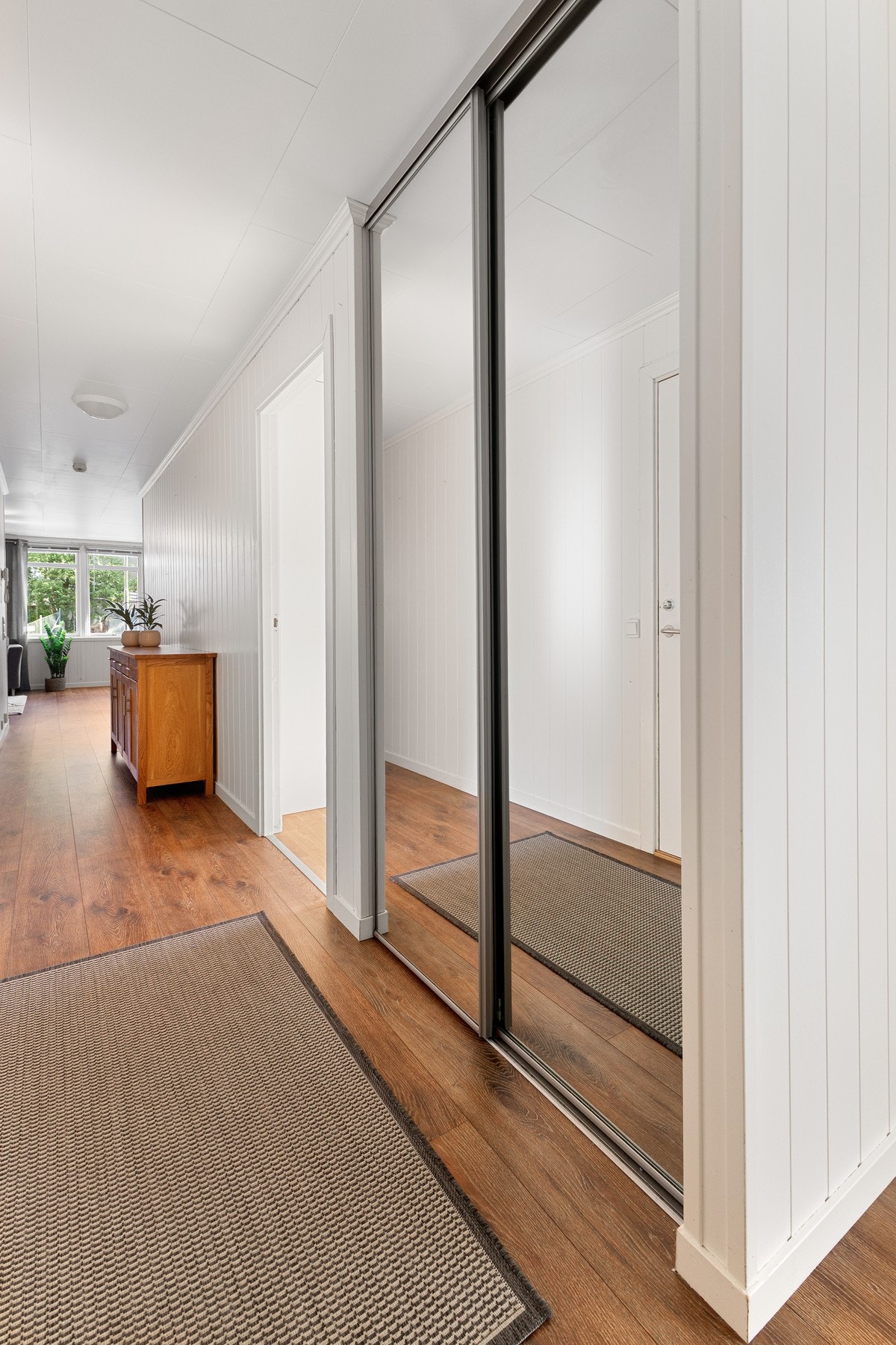 I entréen er det skyvedørsgarderobe som gir praktisk oppbevaring av yttertøy og sko Galleribilde