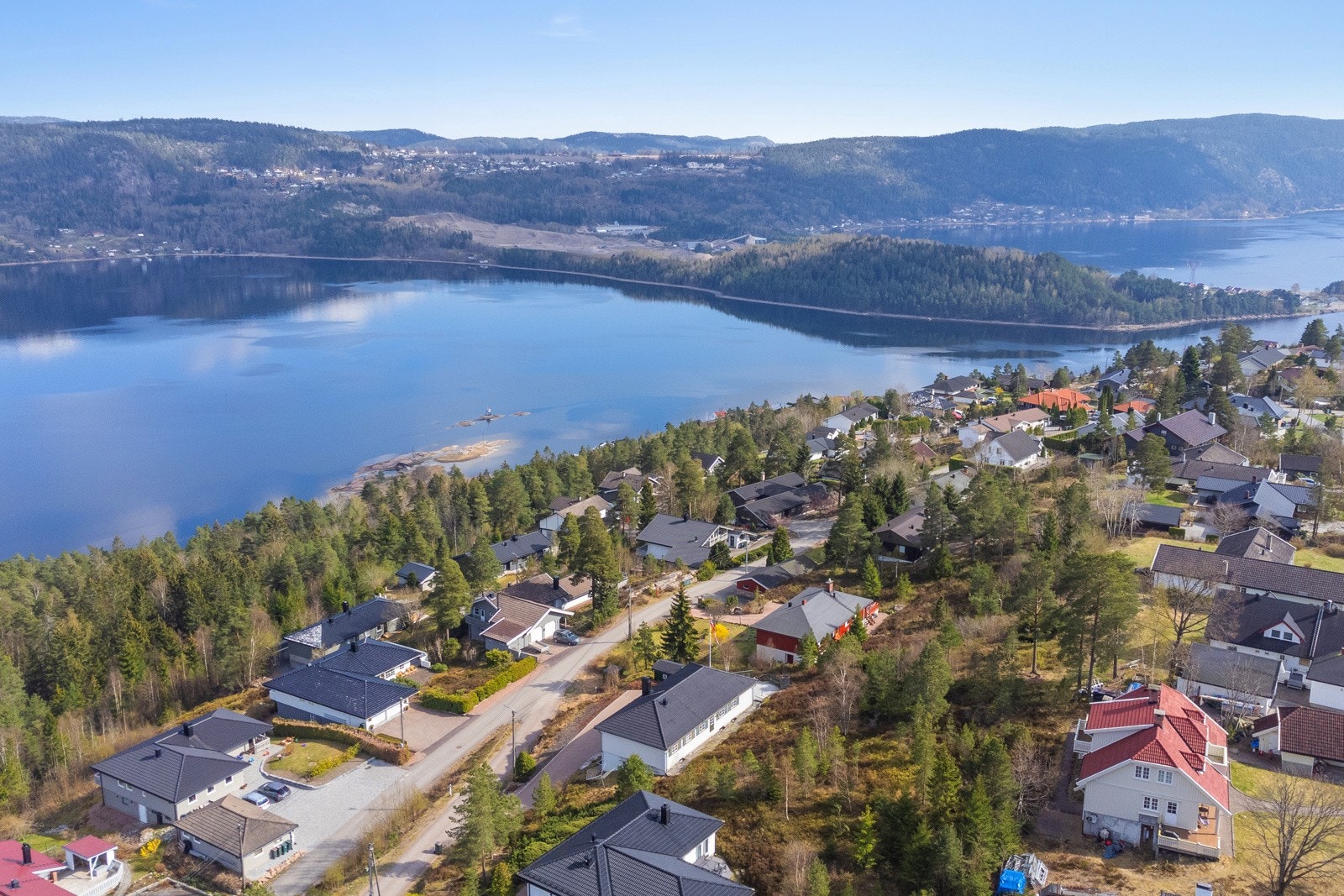 Boligen ligger fritt og høyt med nydelig fjordutsikt i et rolig og stille nabolag med mye sol Galleribilde
