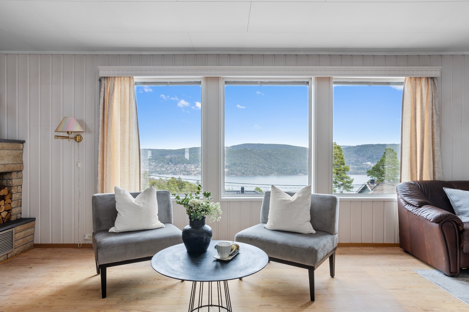 Stuen har flere store vindusflater som sørger for rikelig med naturlig lys, samt bevarer den flotte utsikten Galleribilde