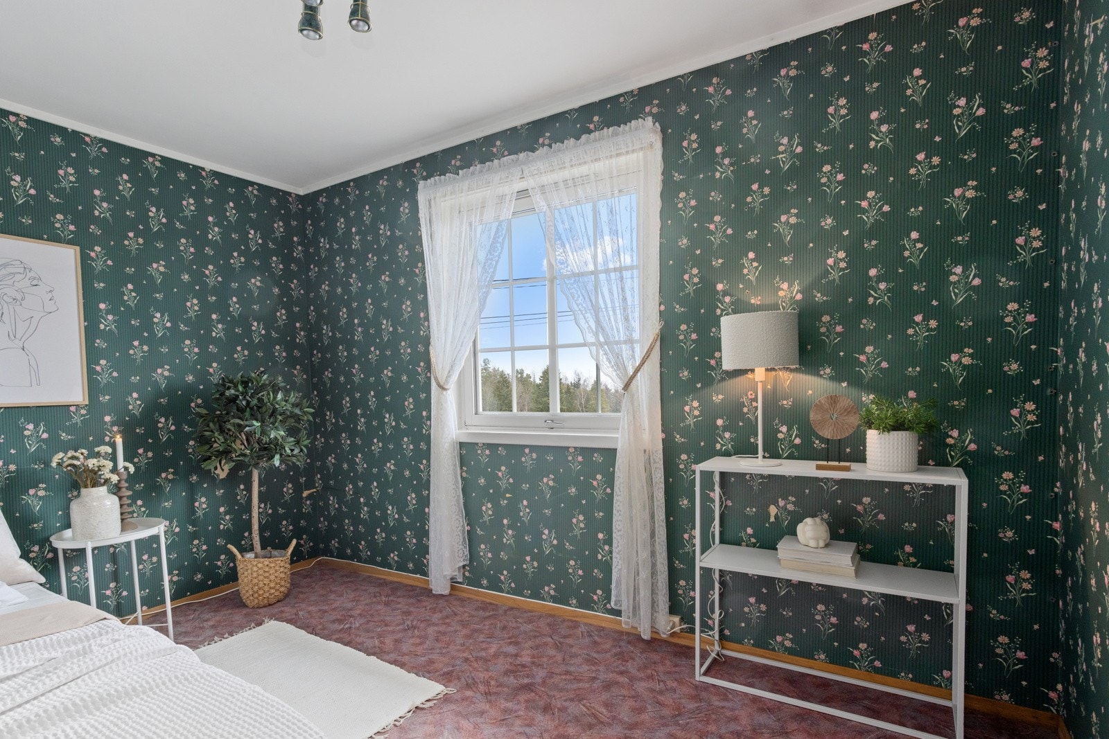 Rommene og boligen for øvrig er løpende vedlikeholdt, men bærer noe preg av alder og slitasje. Dette rommet har noen små rift i eldre tapet Galleribilde