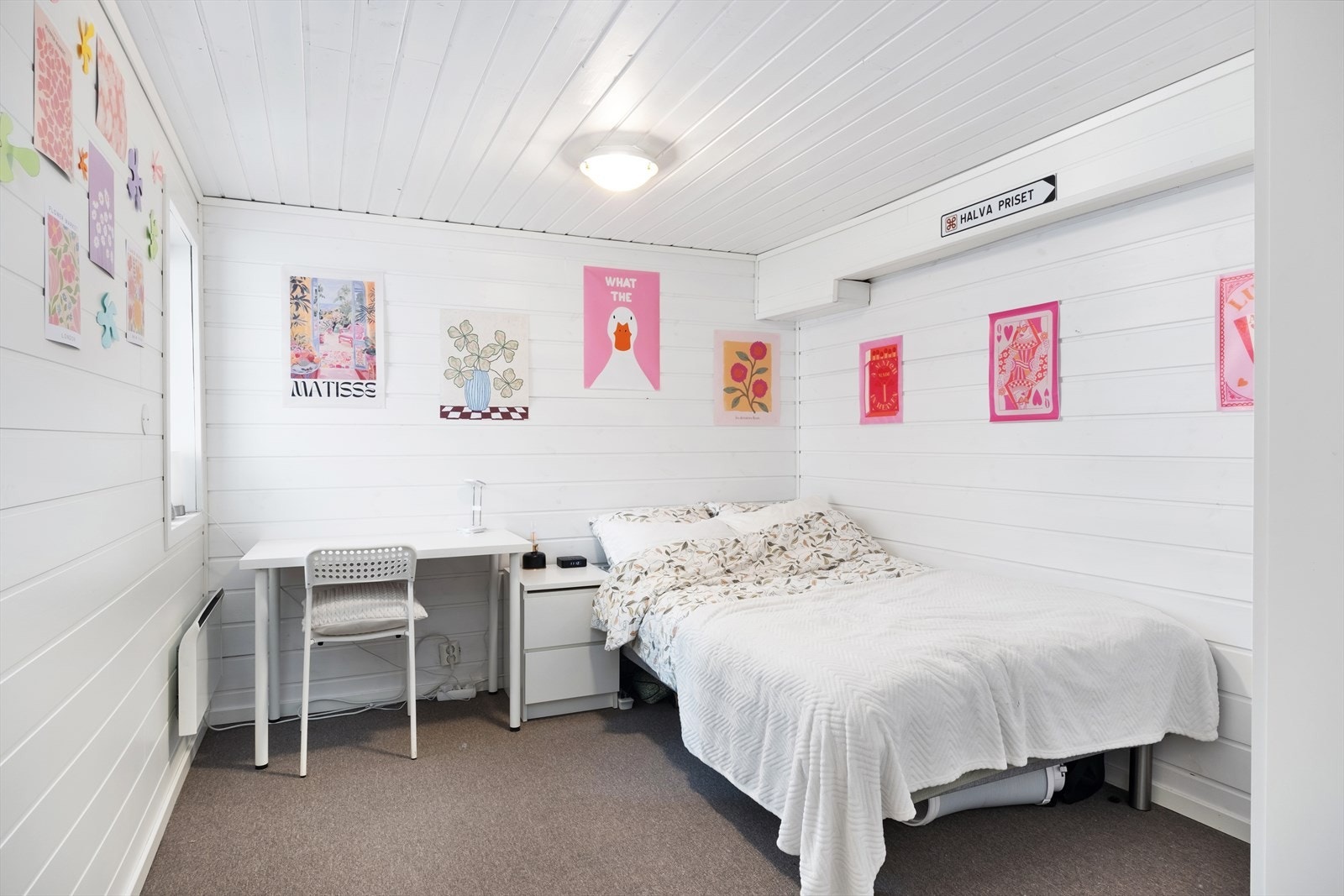 Soverom av god størrelse med plass til ei romsleg seng og garderobeløysing. Galleribilde