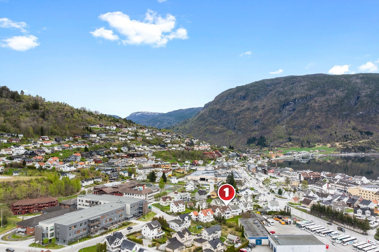 Her bur du midt i sentrum og har gåavstand til det Sogndal har å by på av kjøpesenter, kaféar og treningsenter mm. Galleribilde