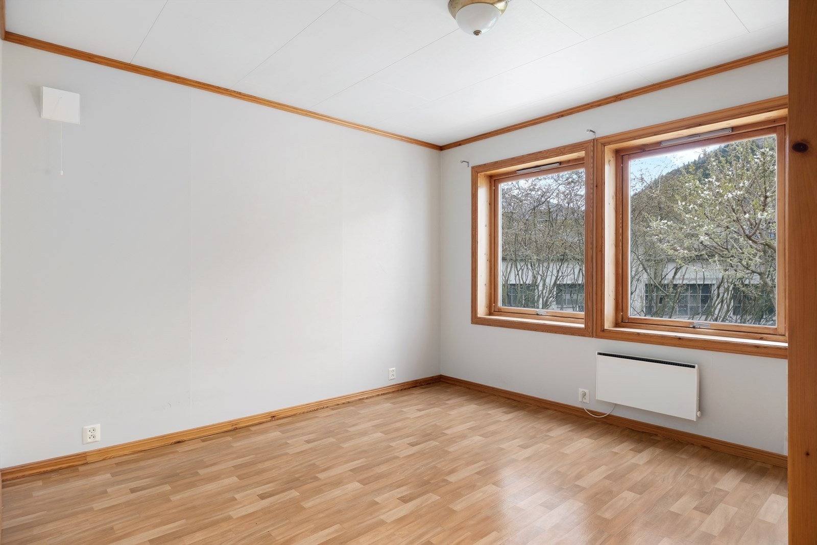 Begge soveromma har god plass til ei romsleg seng og garderobeløysing. Galleribilde