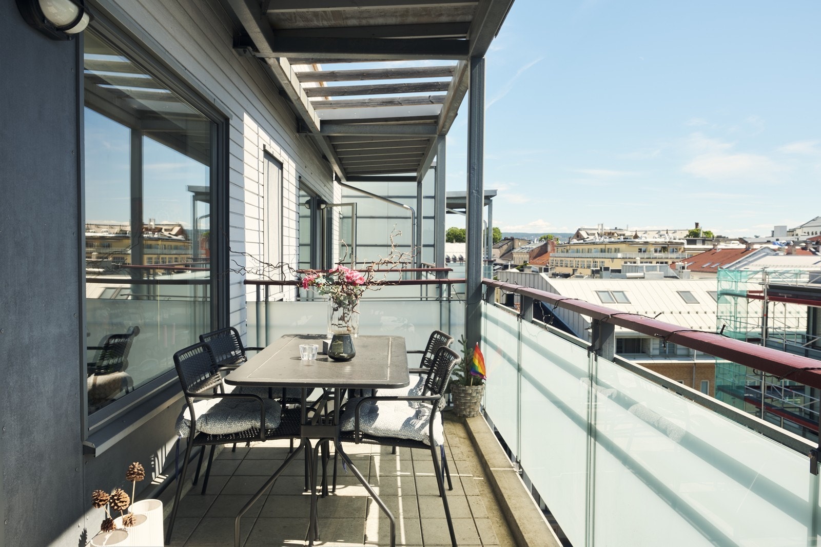 Romslig balkong med plass til utemøblement. Galleribilde