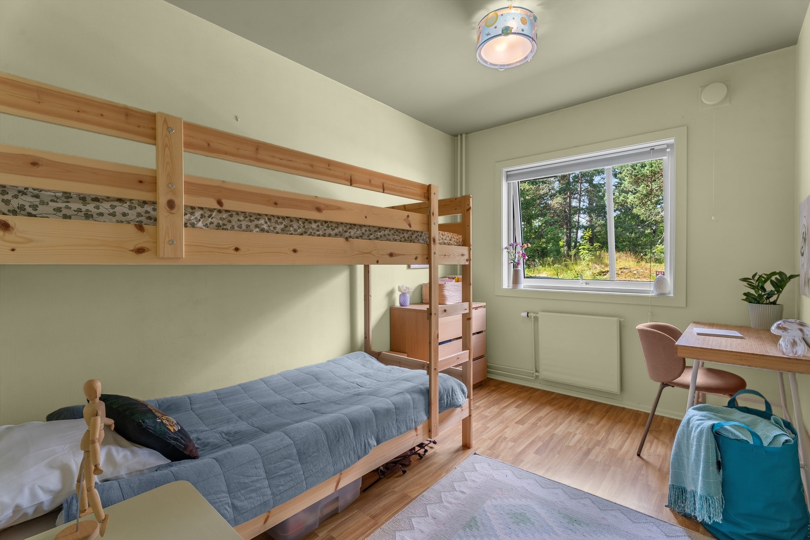 Barnerom med god plass til stor seng. Galleribilde