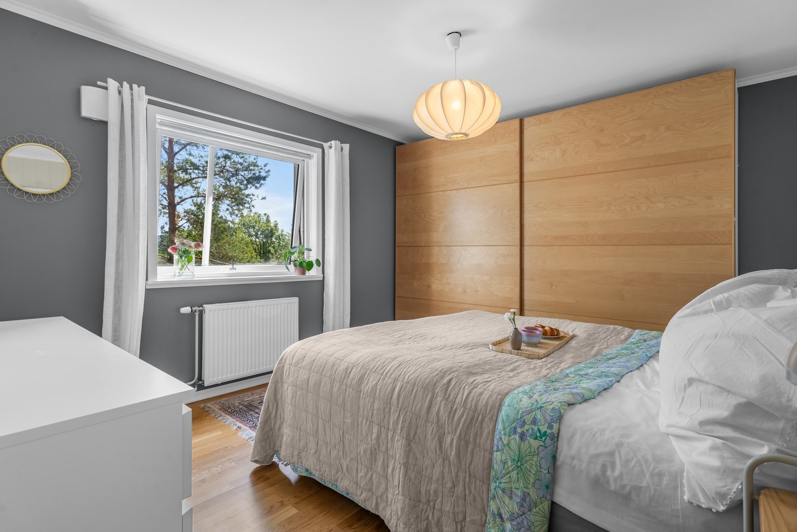 Romslig hovedsoverom med god garderobeplass. Galleribilde