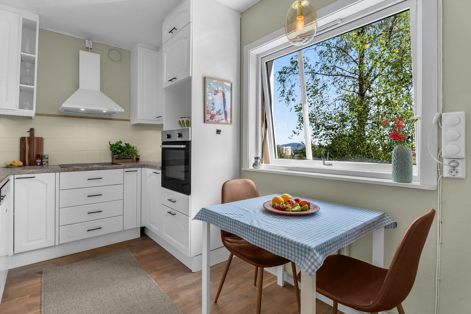 Romslig og innholdsrikt kjøkken med god skap- og benkeplass. Koselig spiseplass foran vinduet. Galleribilde