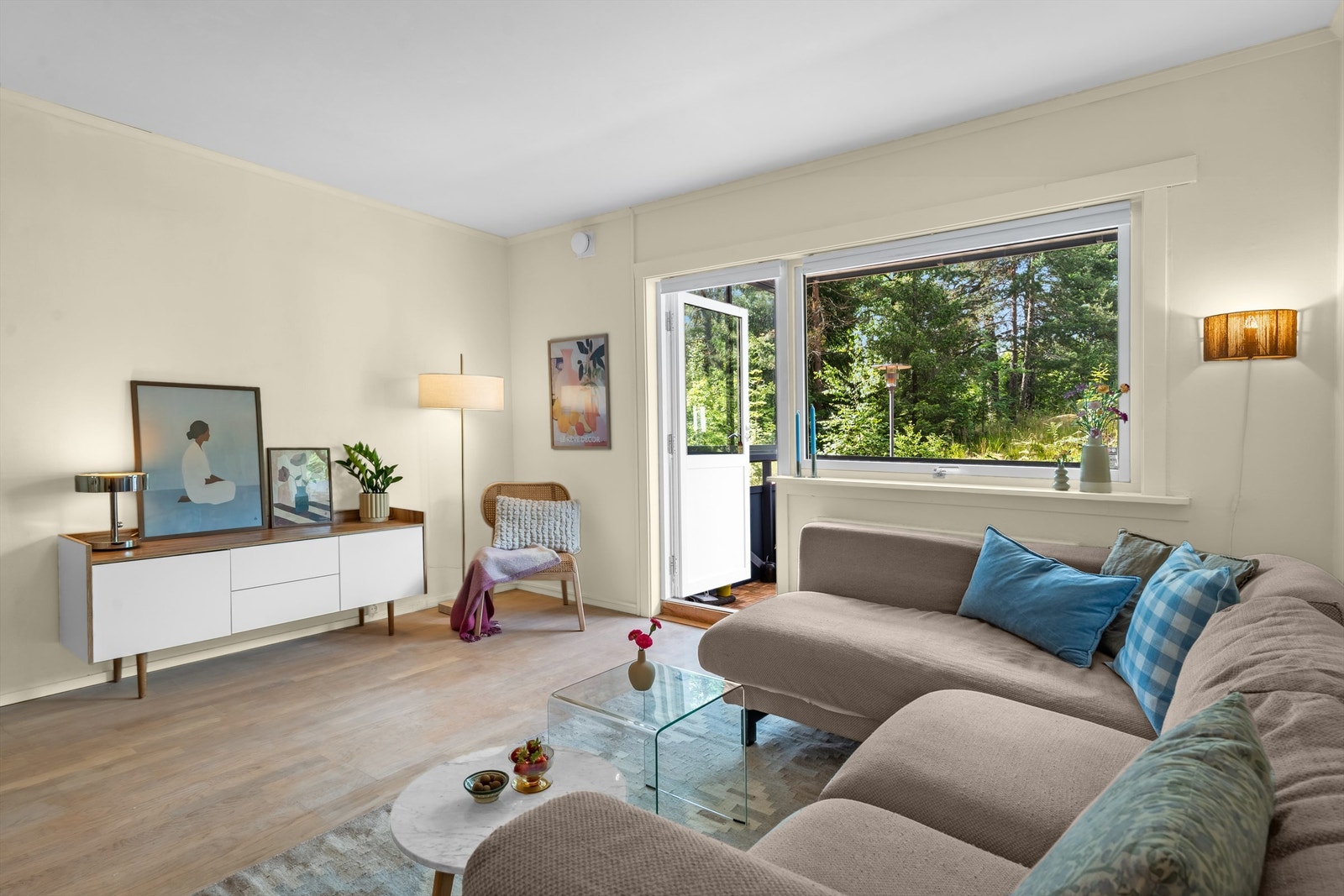 Utgang fra stuen til solrik vestvendt balkong Galleribilde