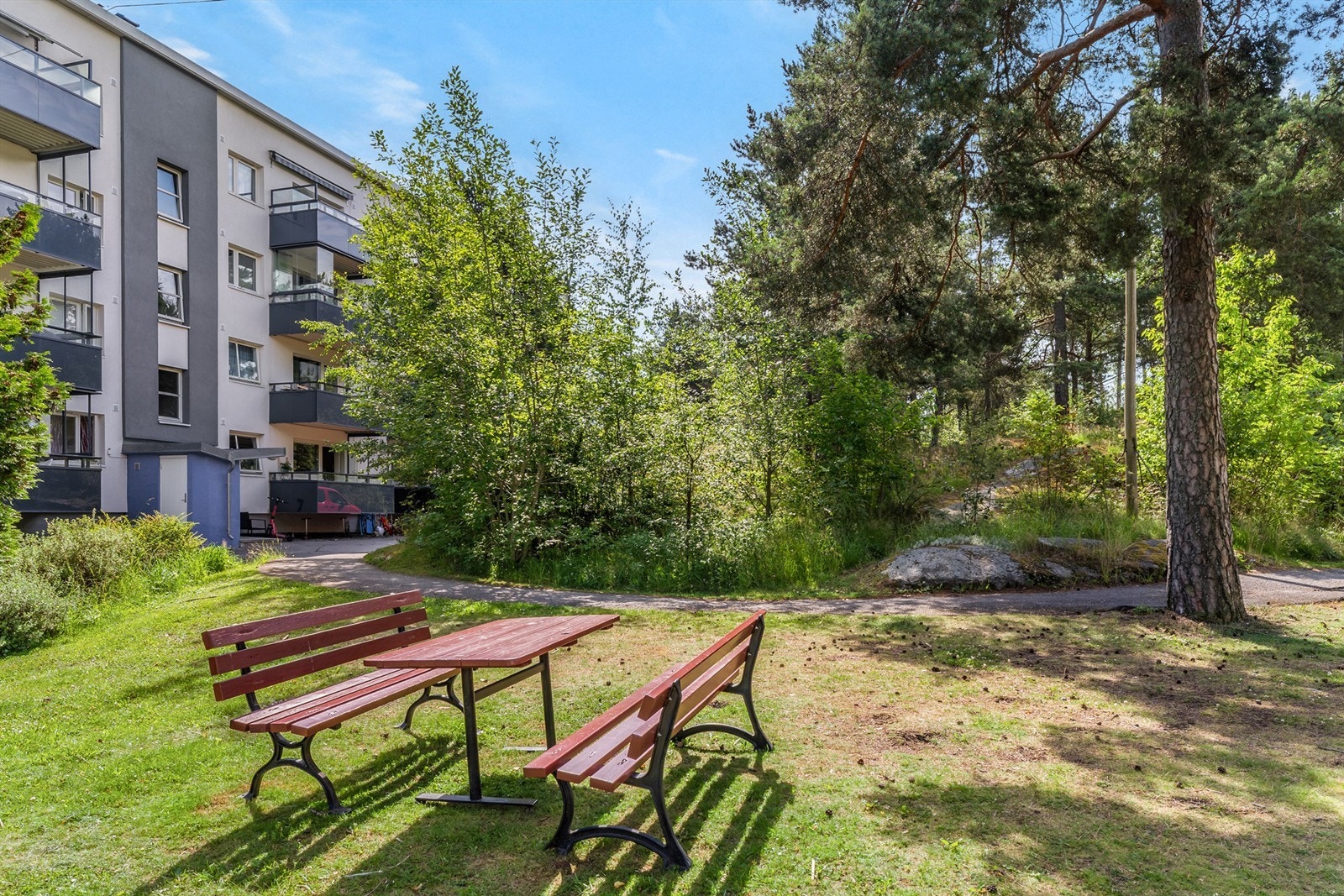 Rundt bygget er det mange sittegrupper og koselig beplantning. Galleribilde