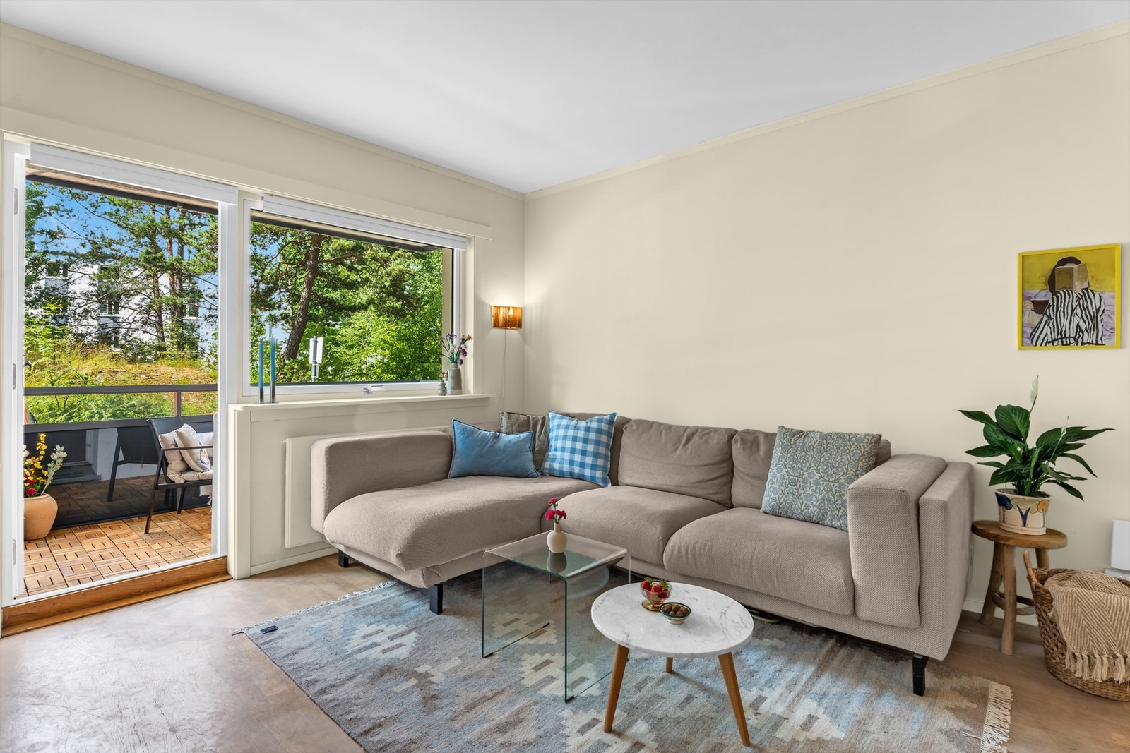 Store vindusflater gir mye naturlig lysinnslipp Galleribilde