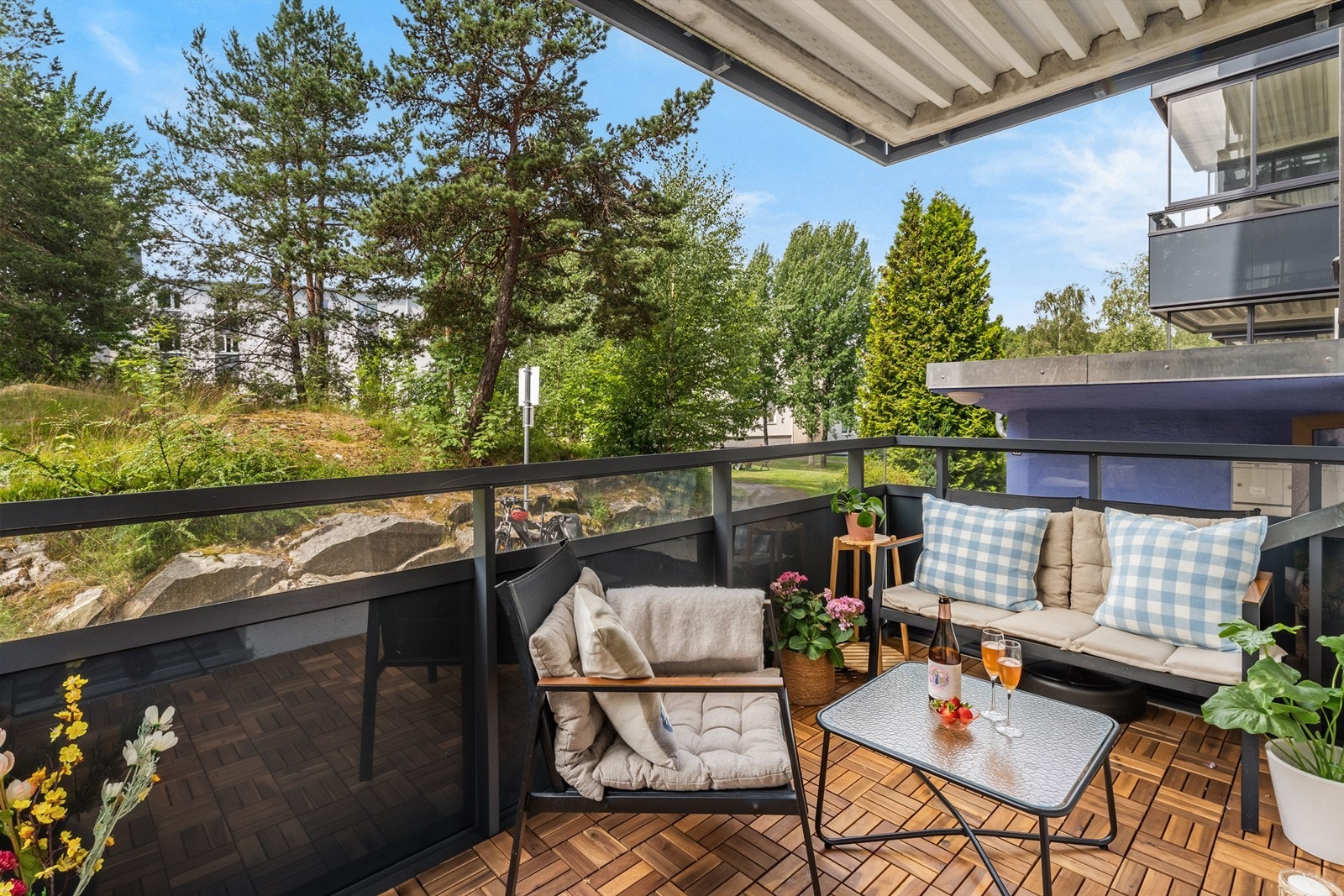 Velkommen til Libakkveien 6B og denne innholdsrike og romslige 3-roms selveieren med flott beliggenhet intern i sameiet. Presentert av Christoffer S. Akerjordet og Krogsveen Nordstrand Galleribilde