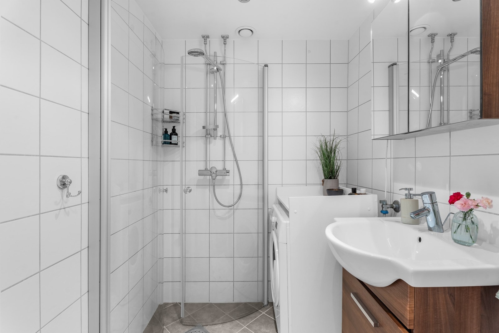 Leiligheten har pent flislagt baderom tatt i regi av sameiet i 2011/12. Galleribilde