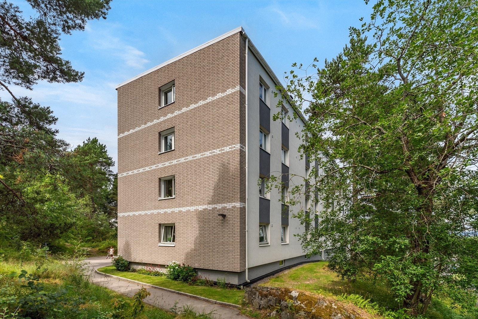 Sameiet har gjennomgått en stor fasaderehabilitering og fremstår som pent og velhodt. Galleribilde