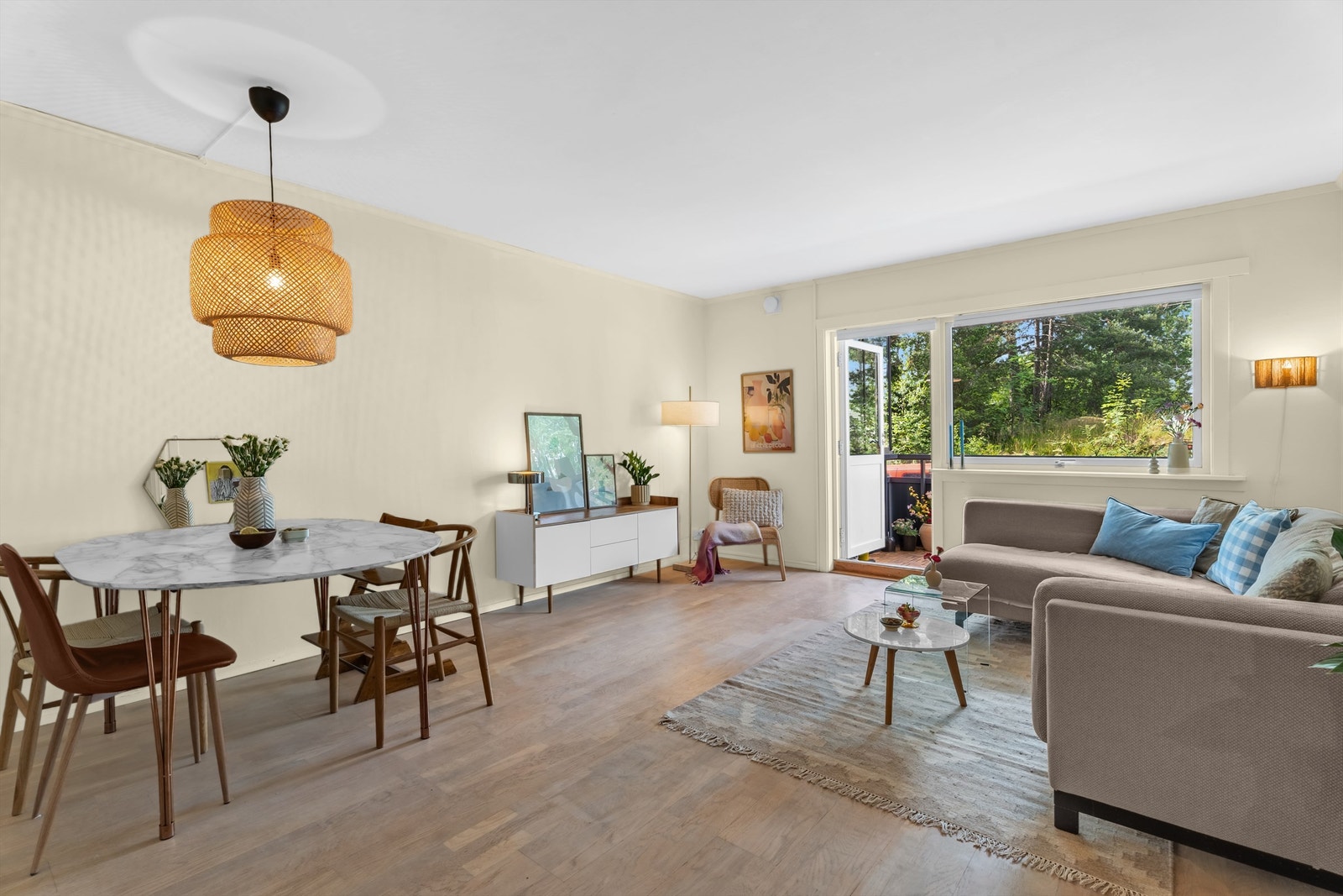 Stuen er romslig med god plass til spisebord og sofa Galleribilde