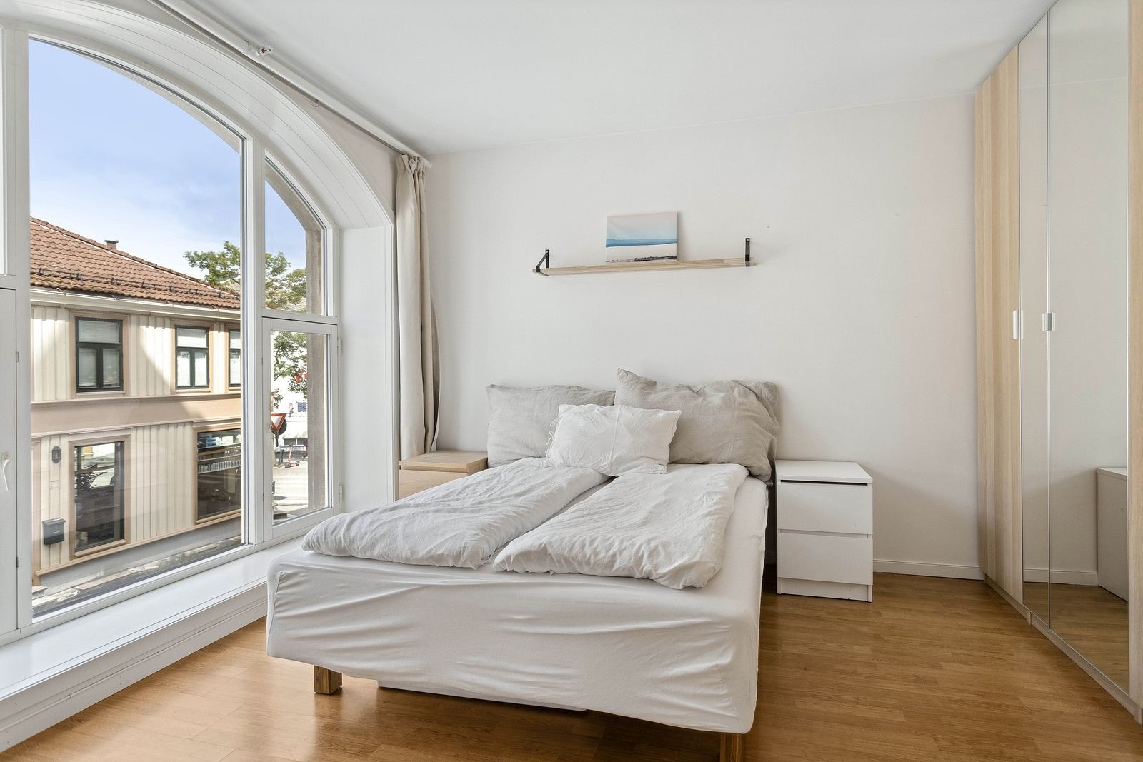 Stort soverom med god plass til seng og annet møblement - garderobeskap medfølger Galleribilde