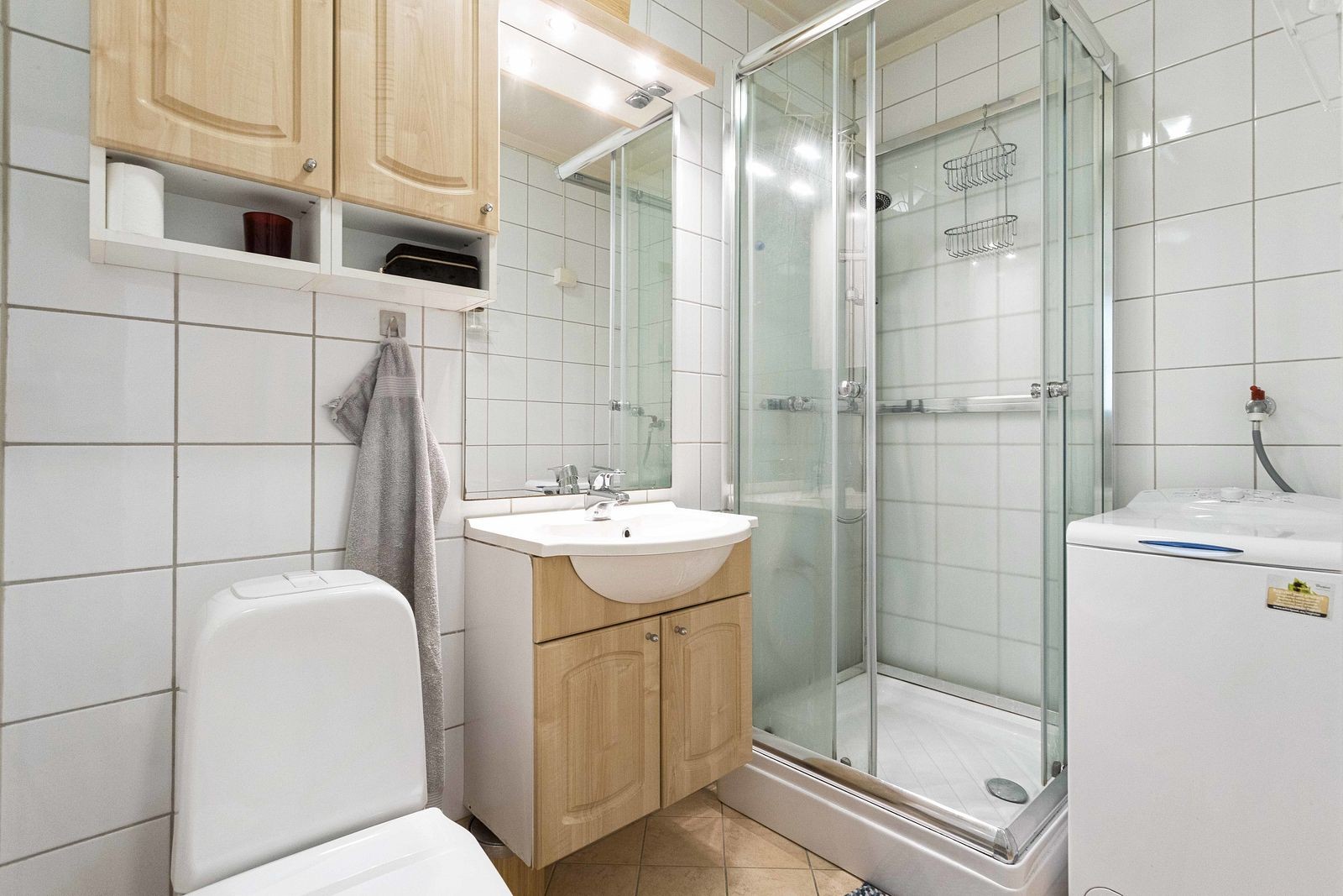 Flislagt og funksjonellt bad - godt med skapplass! Galleribilde