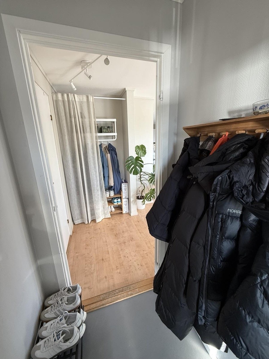 Inngang med god oppbevaring av yttertøy. Galleribilde