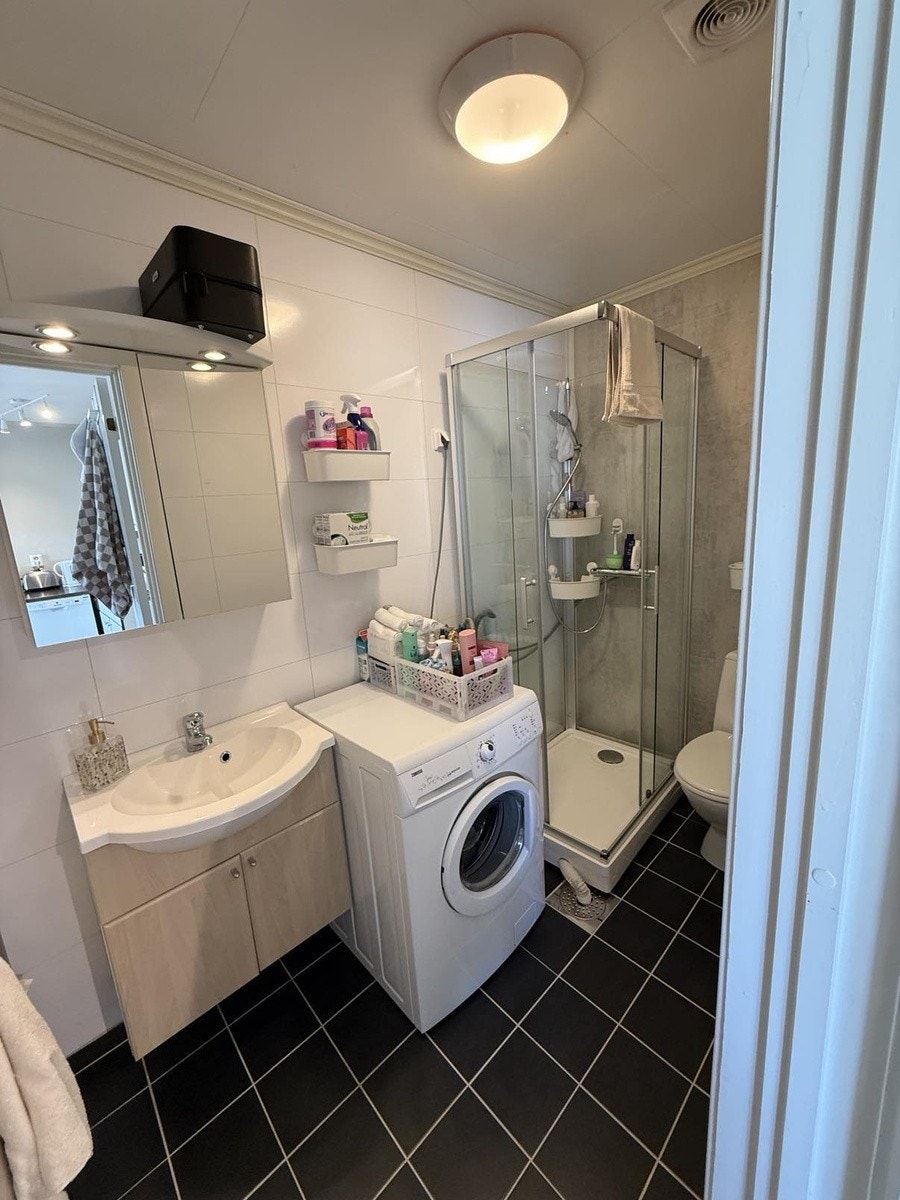 Badet med greit plass til oppbevaring og vaskemaskin. Galleribilde