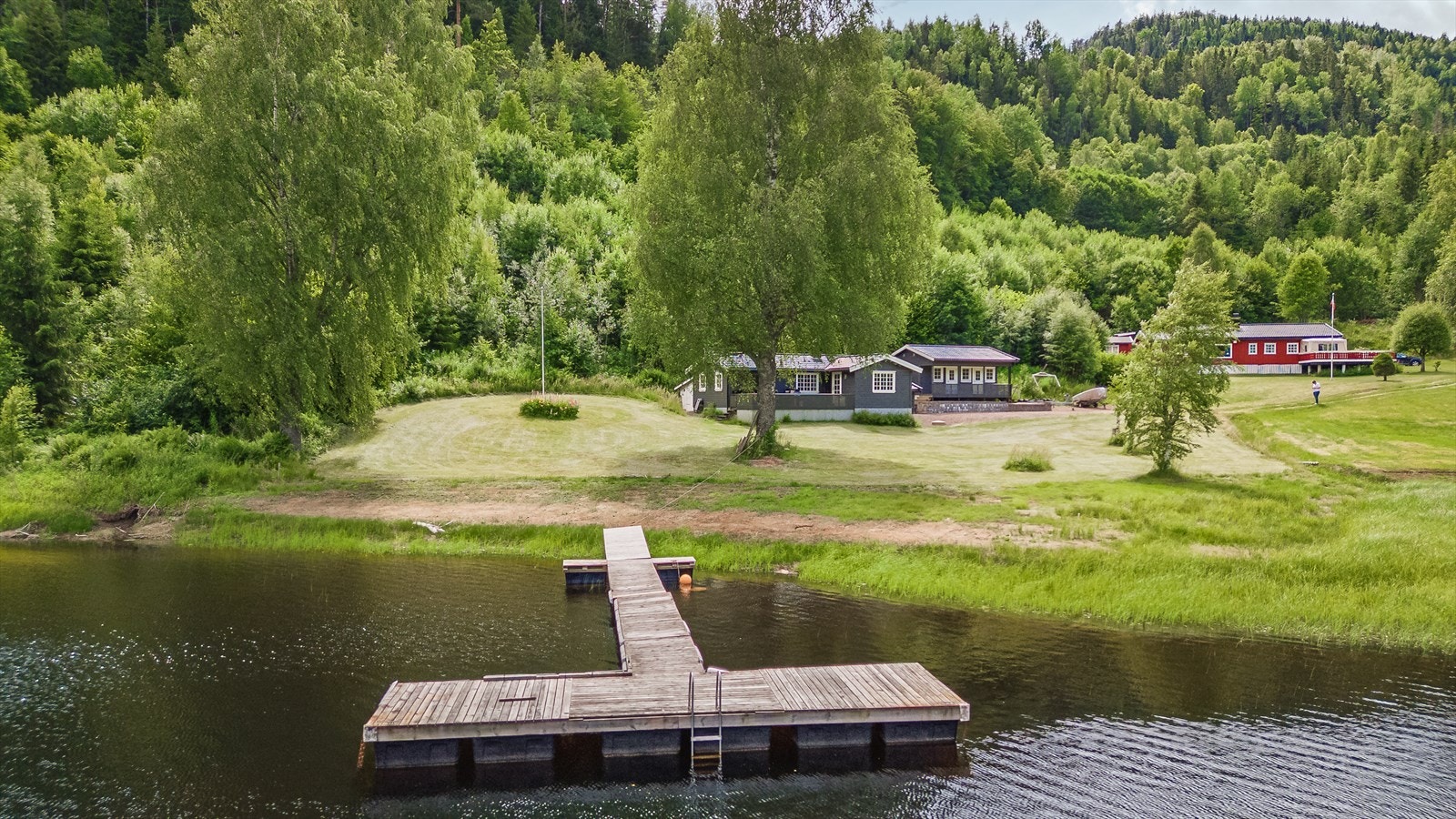 Velkommen til Løkkeveien 174 - Flott og innholdsrik fritidseiendom med stor, selveiet, usjenert tomt. Strandlinje. Egen brygge med båtplass. Bilvei helt frem. Galleribilde