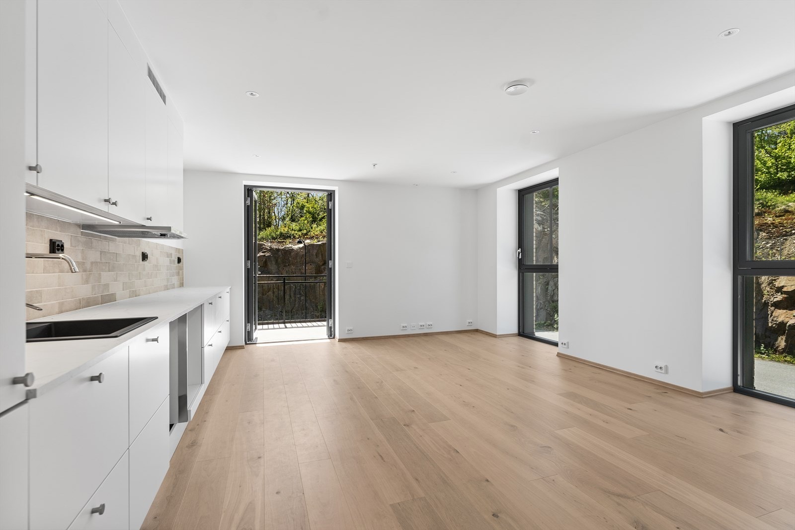 Leiligheten føles luftig og romslig da det er store vindusflater som slipper inn godt med lys. Galleribilde