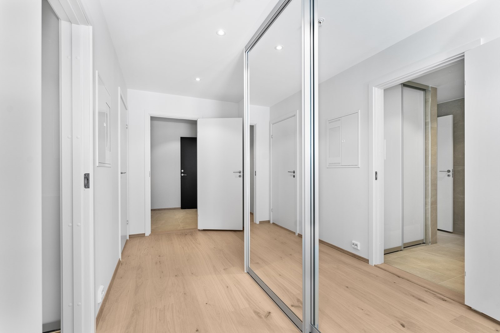 Skyvedørsinnredning med speil i gang. Galleribilde