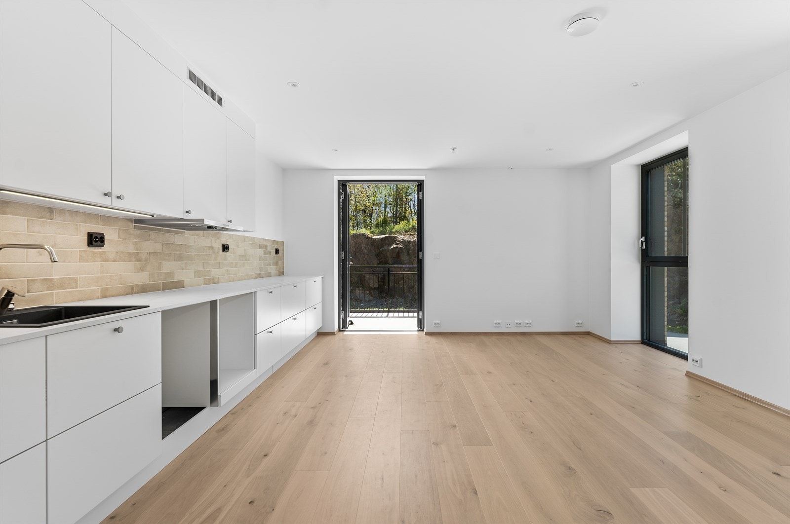 Utgang til egen terrassedel fra stue/kjøkken. Galleribilde