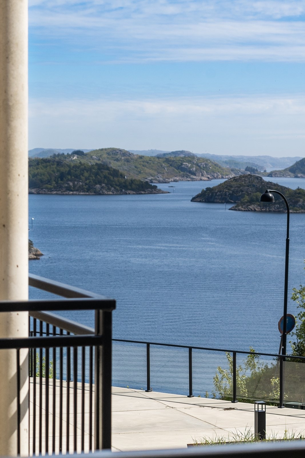 Utsikt fra balkong ut fra stue/kjøkken. Galleribilde