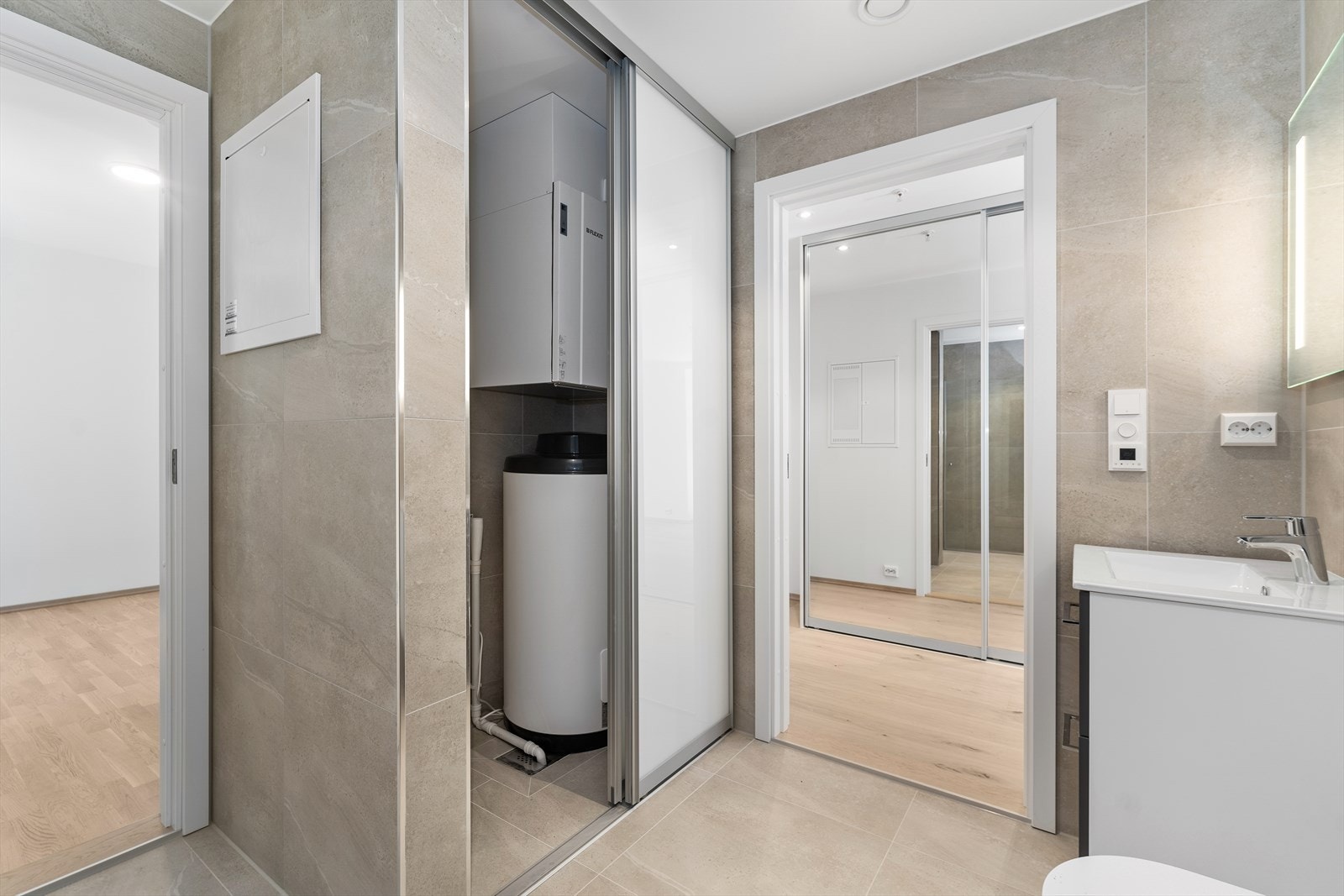 Praktisk skyvedør for å kunne skjule vaskemaskin og lignende. Galleribilde