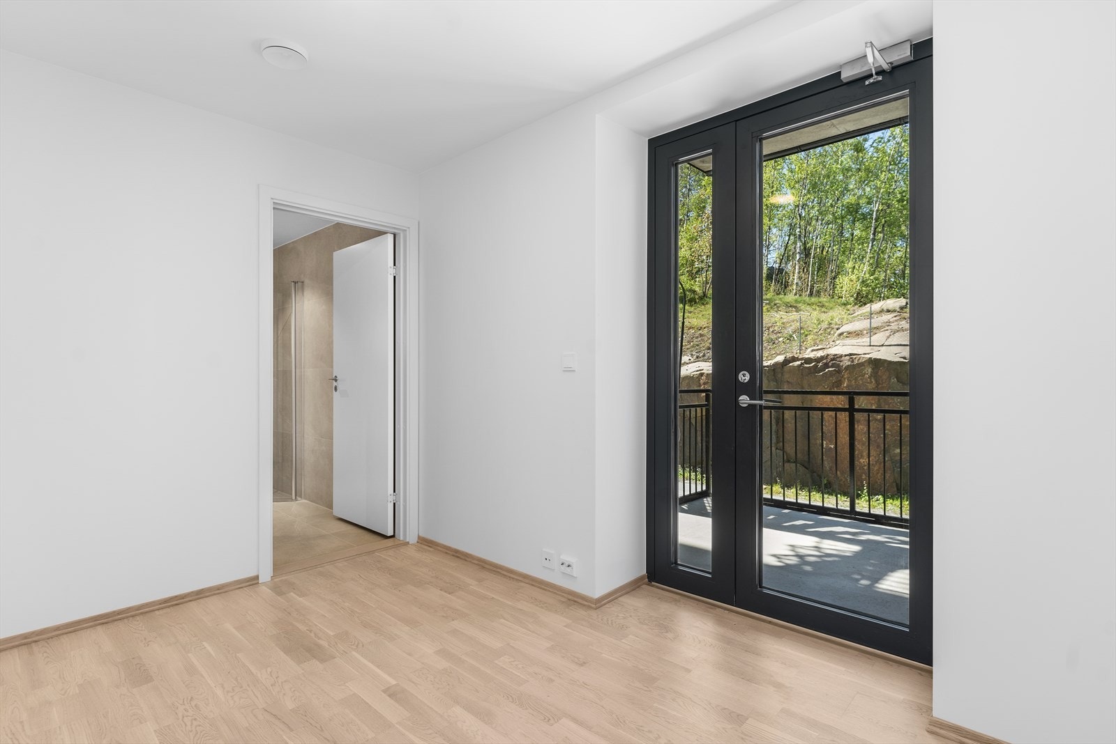 Soverom har utgang til luftebalkong og direkte atkomst bil bad. Galleribilde