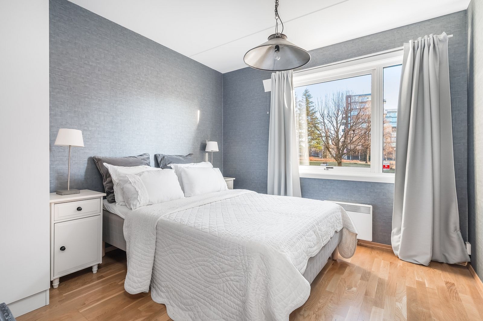 Soverom 3 - hovedsoverommet med garderobe. Galleribilde