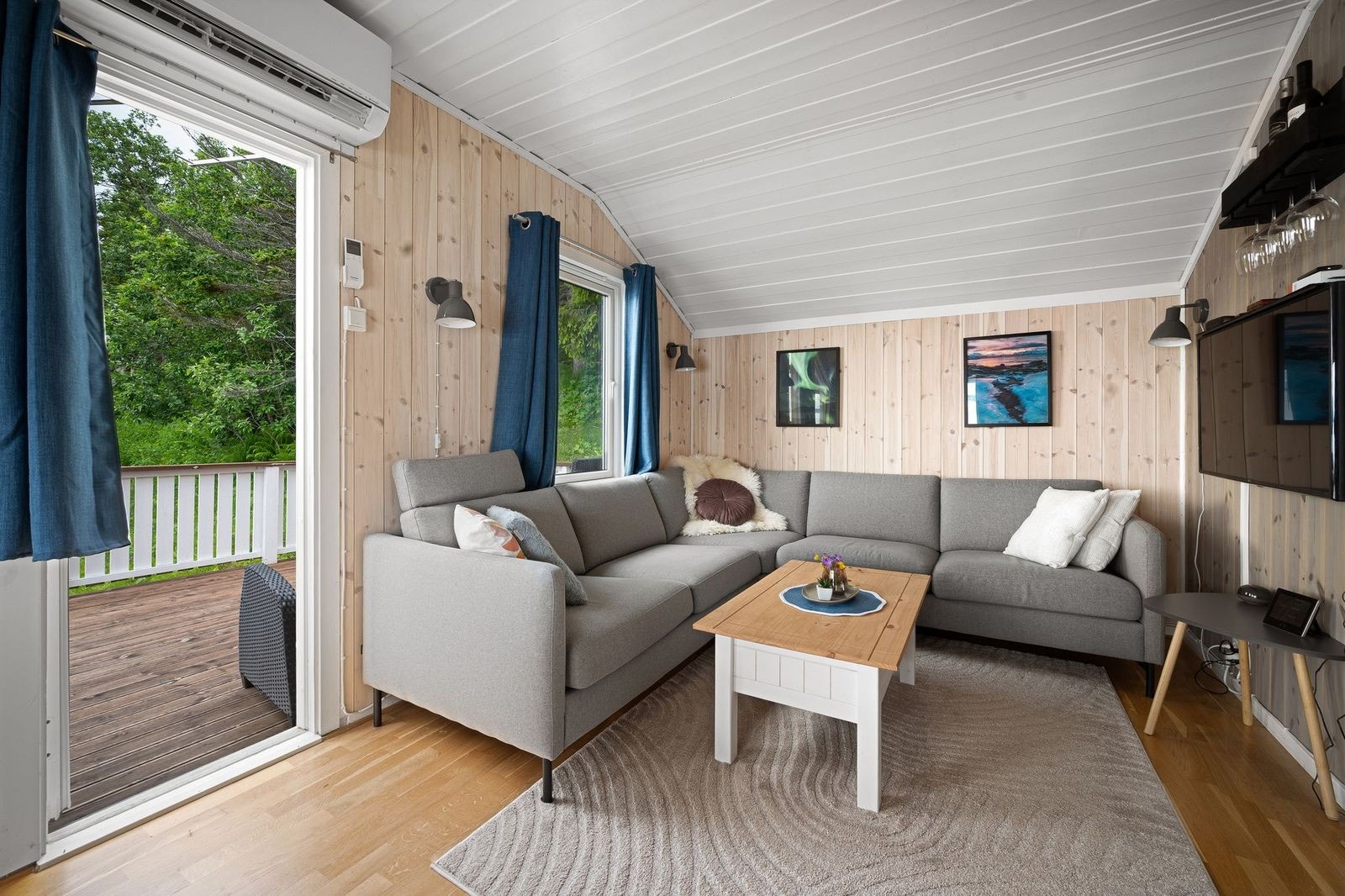 Lys og innbydende stue med store vinduer og utgang til terrasse. Perfekt for avslapning og sosiale sammenkomster. Galleribilde