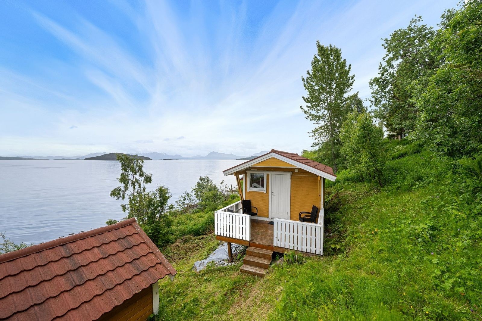 Sjarmerende anneks med fantastisk sjøutsikt, idyllisk plassert i naturskjønne omgivelser. Galleribilde