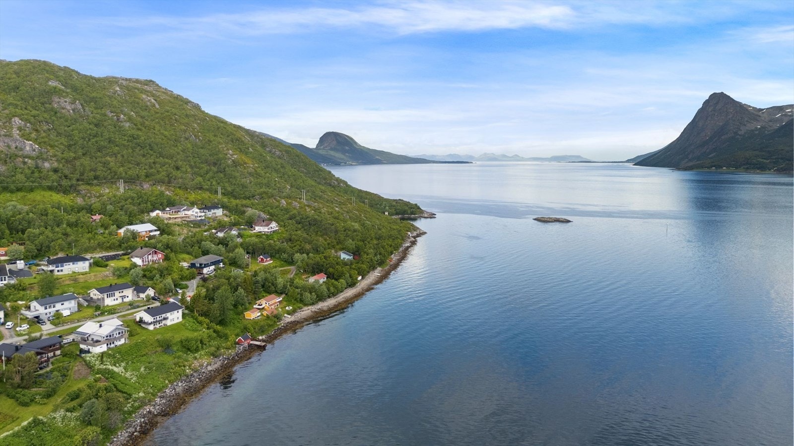 Fantastisk fjordutsikt med frodig natur og idylliske hus. Perfekt beliggenhet for ro og naturopplevelser. Galleribilde