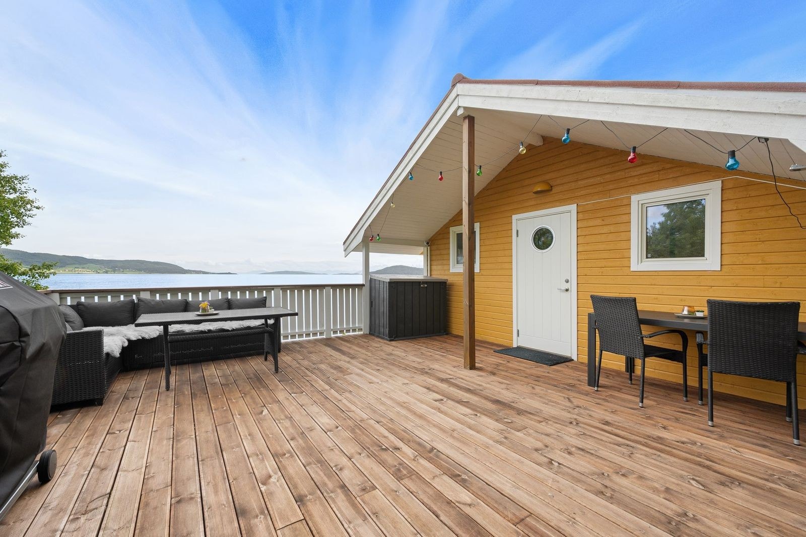 Sjarmerende uteplass med nydelig sjøutsikt. Perfekt for avslapning og grilling. Rolig beliggenhet nær naturen. Ideelt for sommerdager. Galleribilde