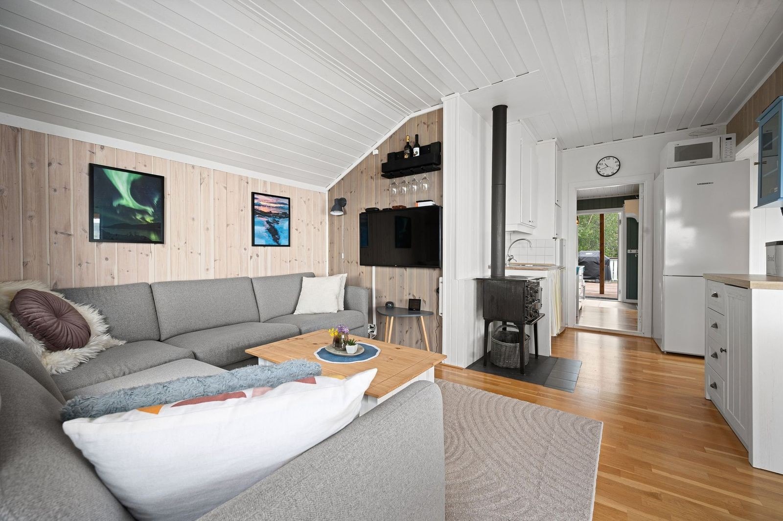 Sjarmerende og klassisk hytte i vannkanten Galleribilde