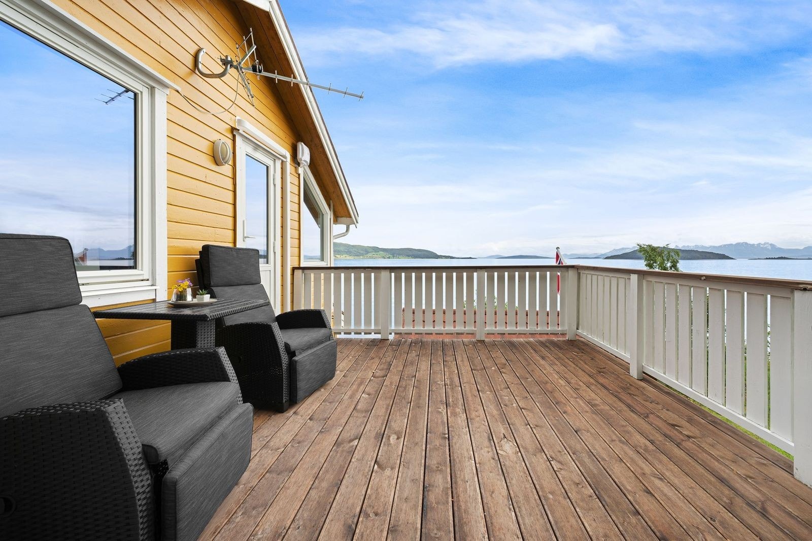 Romslig terrasse med fantastisk utsikt mot fjorden og fjellene. Perfekt for avslapning og sosiale sammenkomster i naturskjønne omgivelser. Galleribilde