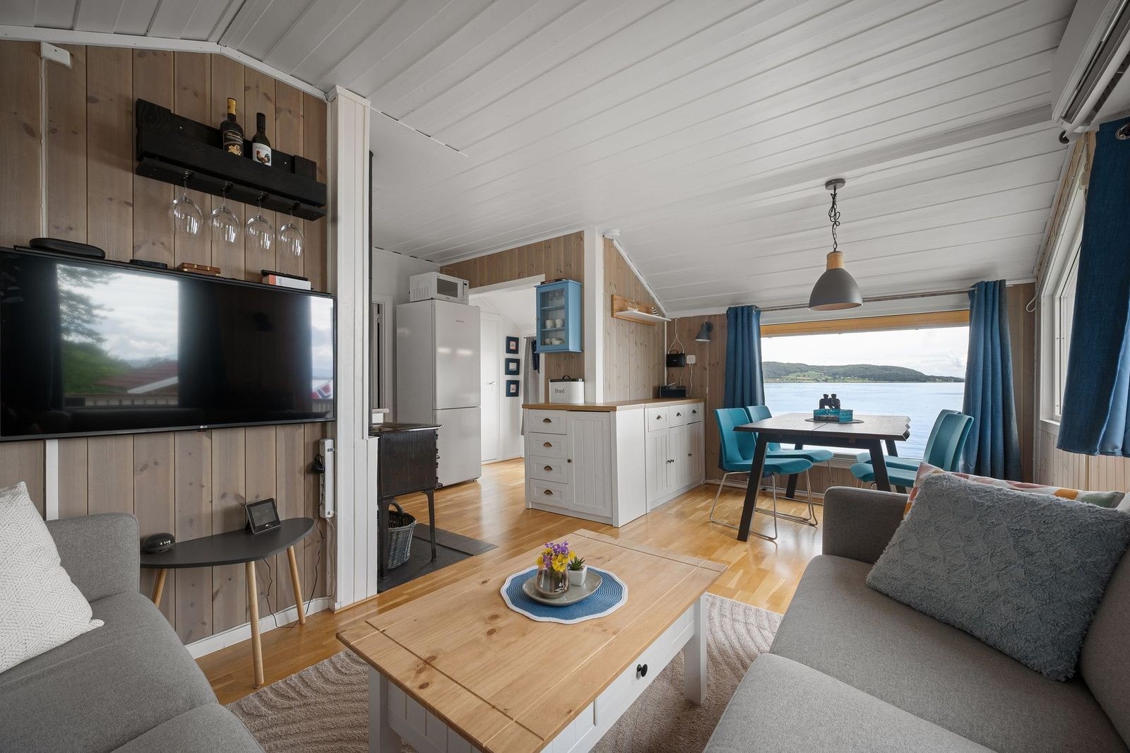 Koselig stue med vakker utsikt over vannet. Perfekt for avslapning og hygge i naturskjønne omgivelser. Galleribilde